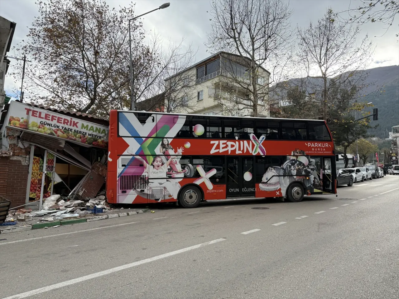 Bursa'da yokuşu gören otobüs şahlandı, manava daldı! 2