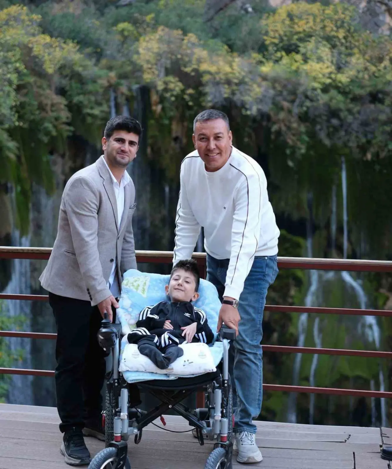 Cam kemik hastası Kerim’in yerköprü şelalesi hayali gerçek oldu! 3