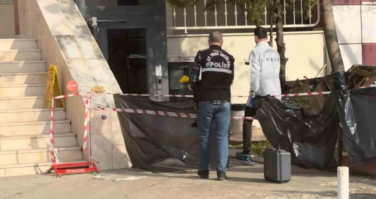 Dakikalarca kalp masajı yaptılar... Genç avukat 5 metre yüksekten düştü! 1