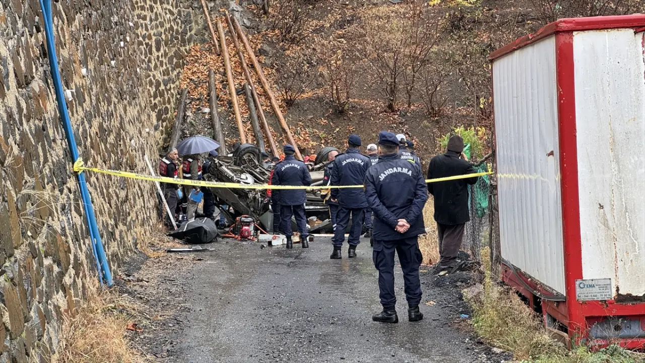 Direksiyon başında ehliyetsizdi... Demir korkulukları aşıp alt yola uçtu! 2