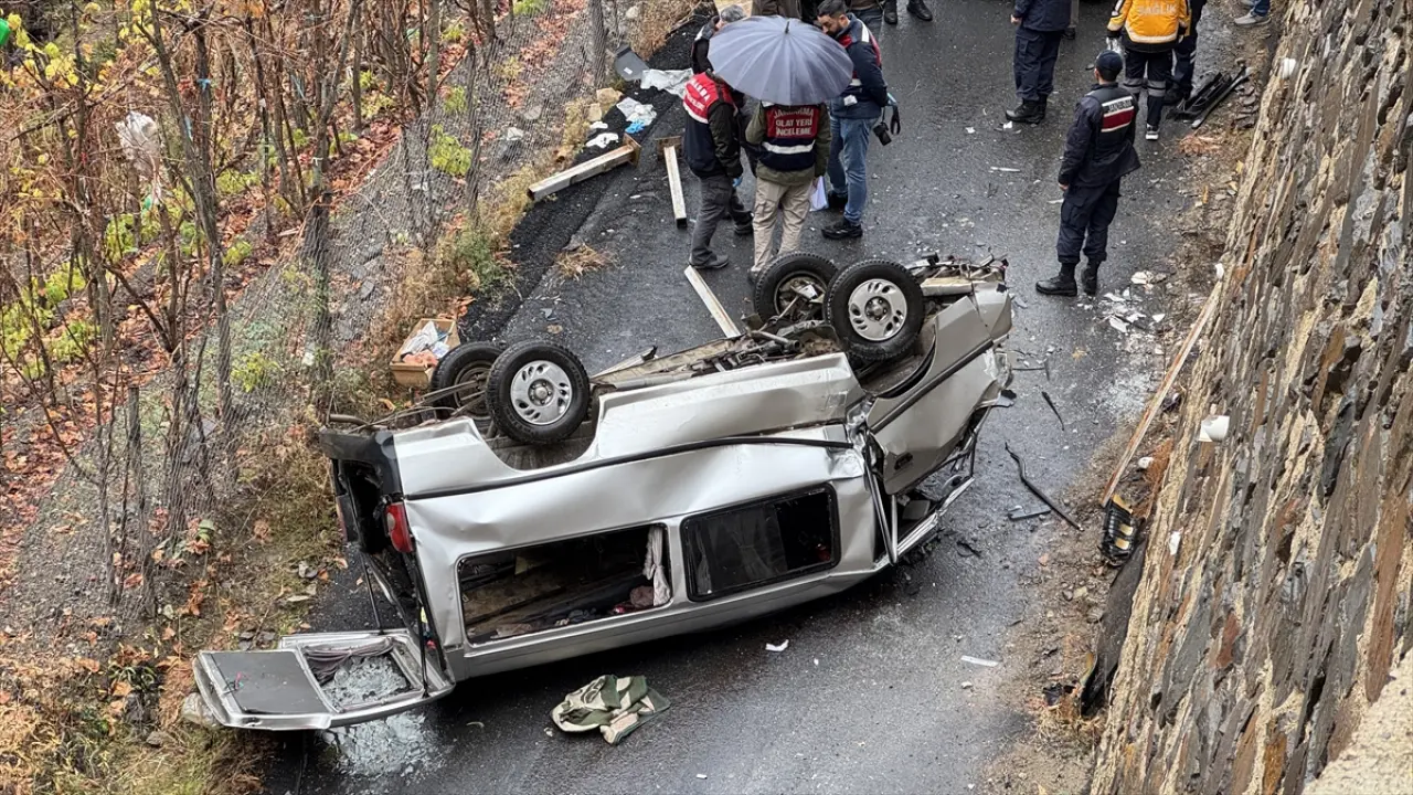 Direksiyon başında ehliyetsizdi... Demir korkulukları aşıp alt yola uçtu! 3