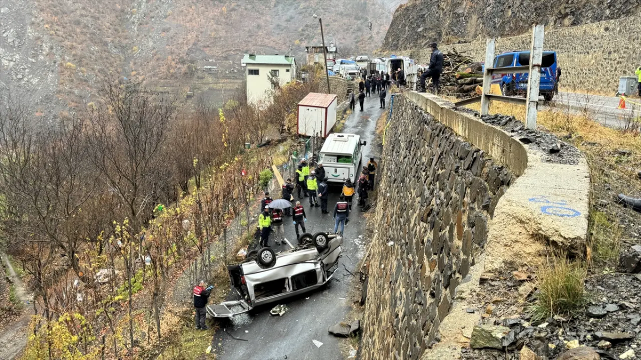 Direksiyon başında ehliyetsizdi... Demir korkulukları aşıp alt yola uçtu! 1