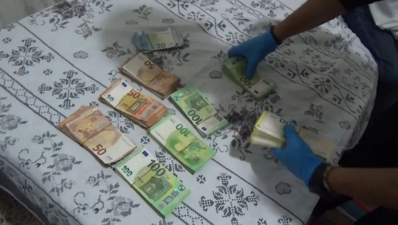 Mersin’de sahte polis tuzağı: 85 bin euro derin dondurucudan çıktı! 3