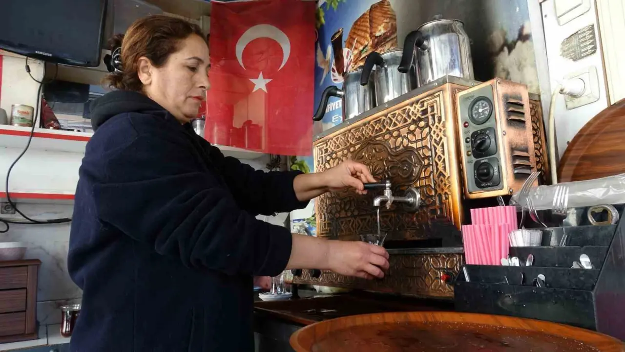 Gaziantep’te emek ve sevgi yan yana: Çay ocağını birlikte ayakta tutuyorlar! 2