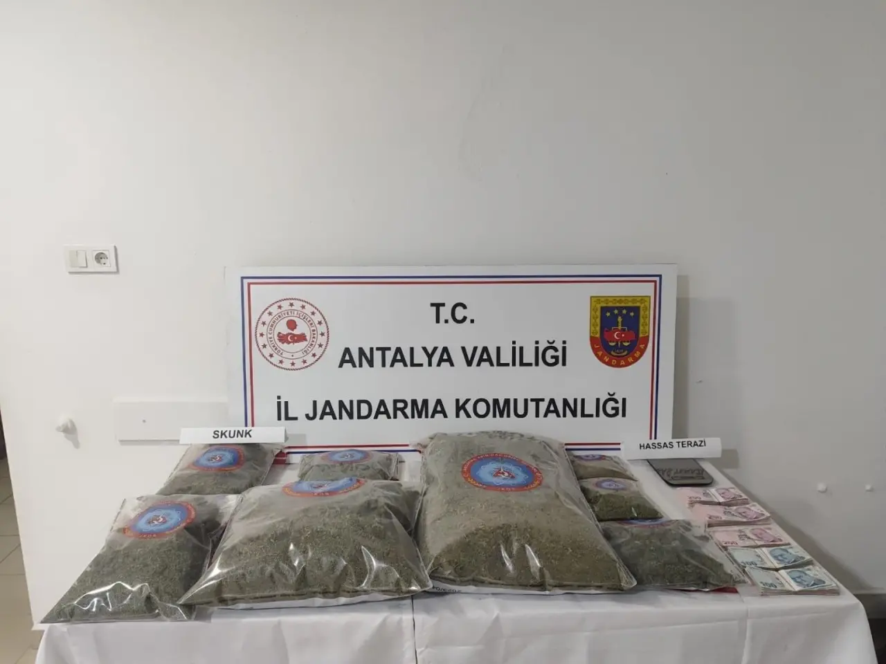 Esrar, skunk, lyrica... Antalya'da yok yok! 1