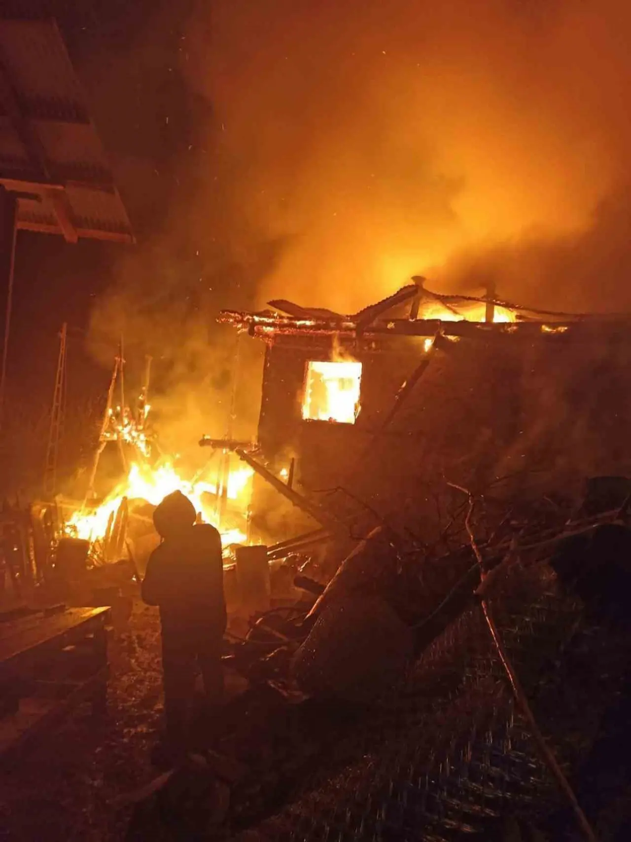 Adana Feke’de gece yangını: Ev kül oldu! 2