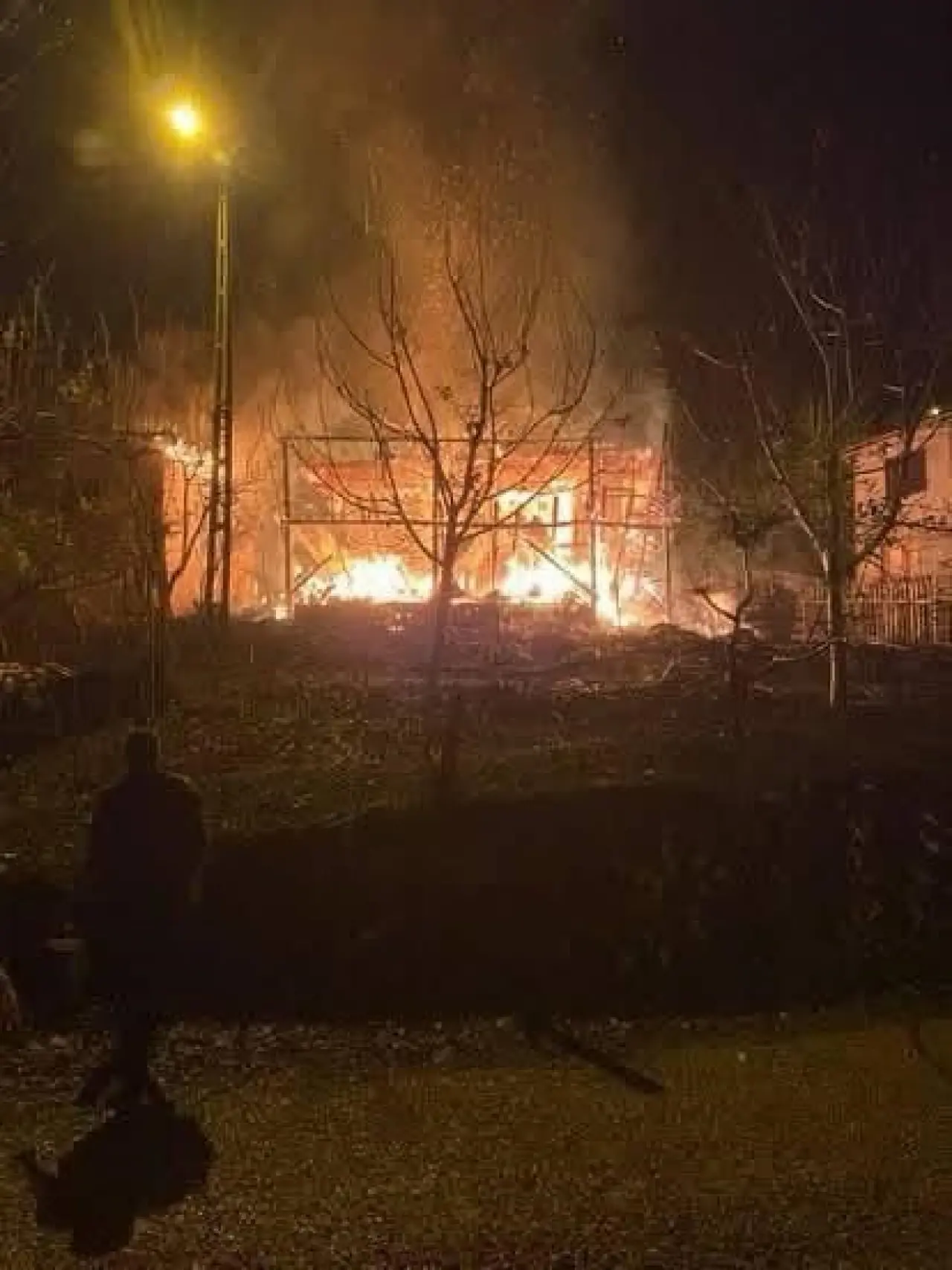 Adana Feke’de gece yangını: Ev kül oldu! 3