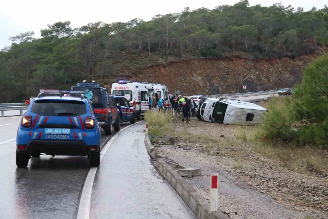 Fethiye’de şoför direksiyonu bırakmadı ama... Minibüs yol yerine yan gitti! 1