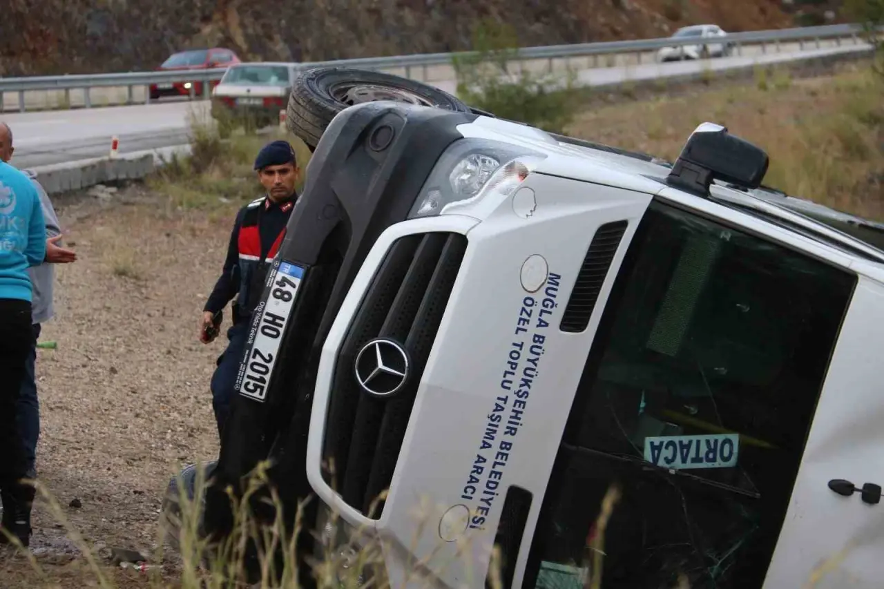 Fethiye’de şoför direksiyonu bırakmadı ama... Minibüs yol yerine yan gitti! 2