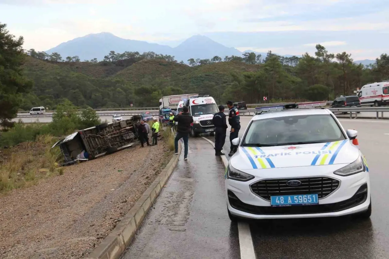 Fethiye’de şoför direksiyonu bırakmadı ama... Minibüs yol yerine yan gitti! 3