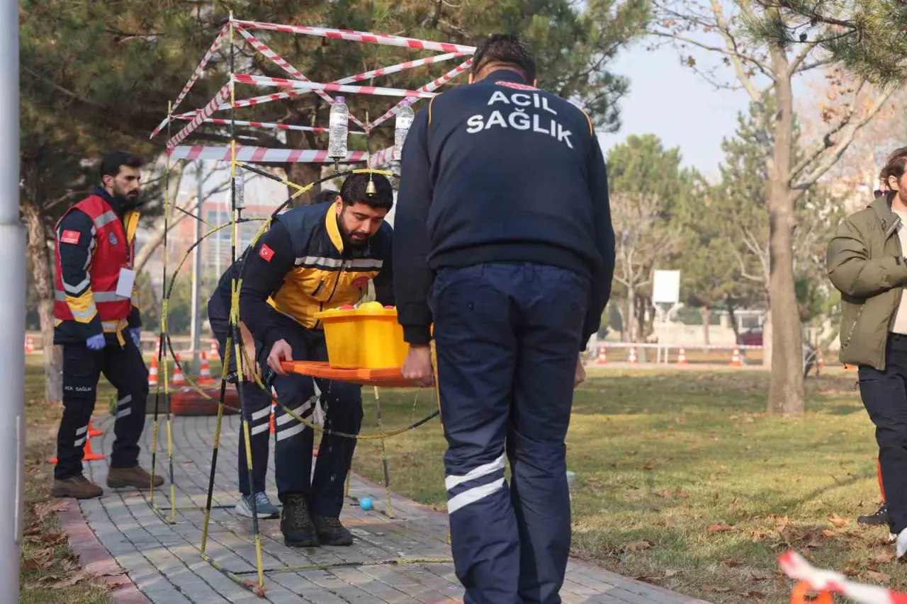 Konya’da acil sağlık haftasında gerçeğini aratmayan tatbikat 6