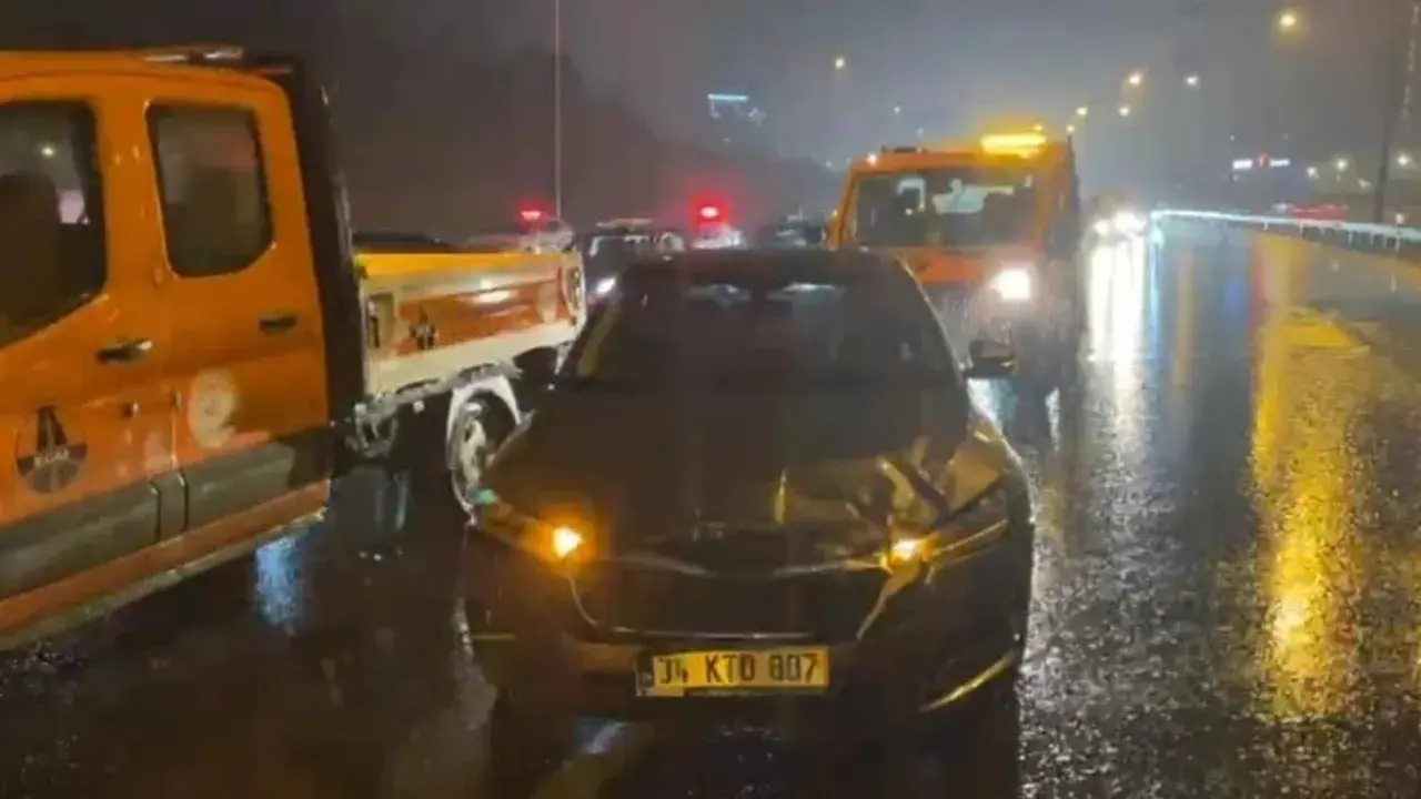 Gökyüzü patladı, trafik durdu! Eyüpsultan’da 7 araç birbirine girdi 1