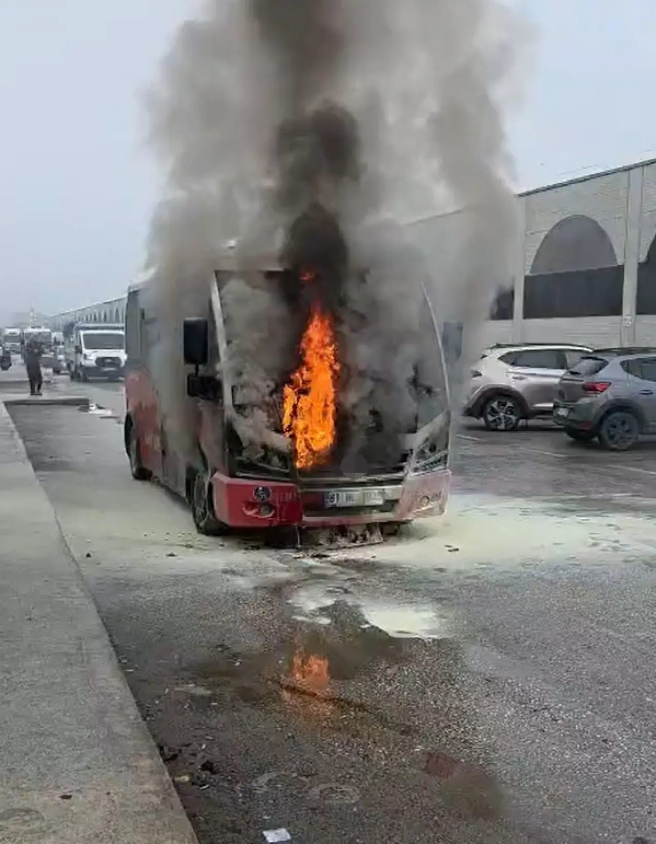 Düzce'de halk otobüsü yolda alev aldı: Dakikalar içinde hurdaya döndü! 1