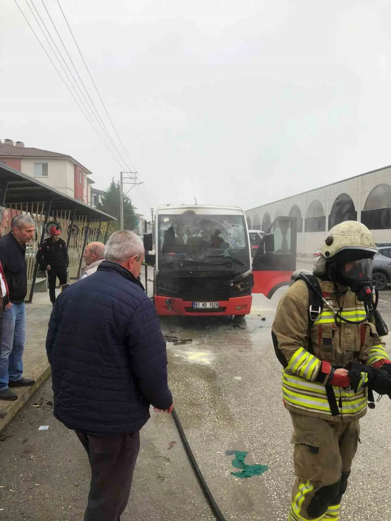 Düzce'de halk otobüsü yolda alev aldı: Dakikalar içinde hurdaya döndü! 5