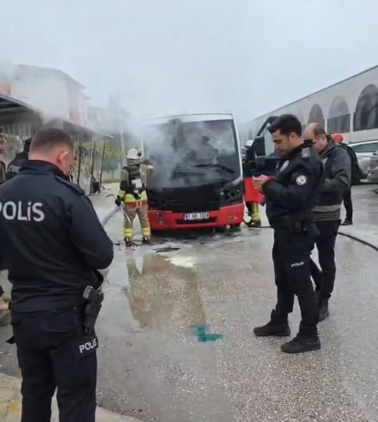 Düzce'de halk otobüsü yolda alev aldı: Dakikalar içinde hurdaya döndü! 2