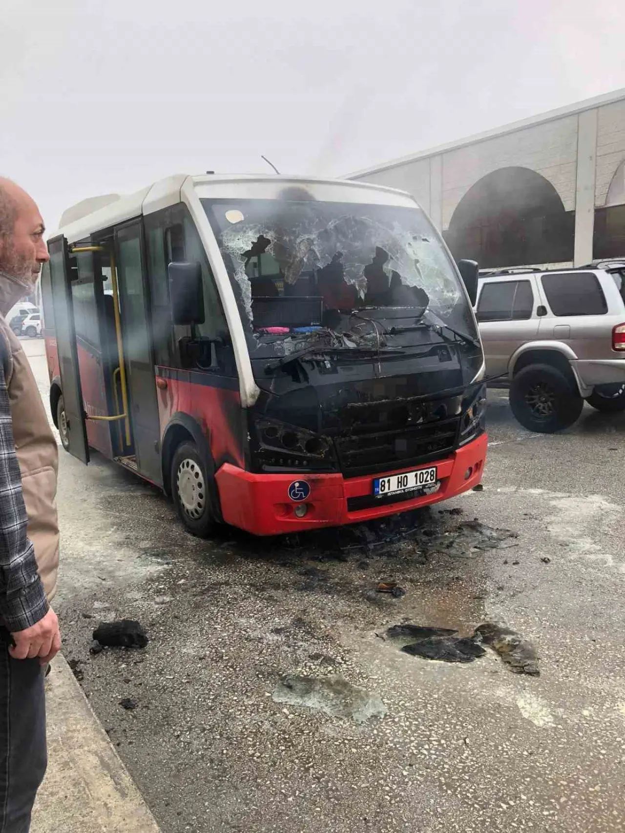 Düzce'de halk otobüsü yolda alev aldı: Dakikalar içinde hurdaya döndü! 4