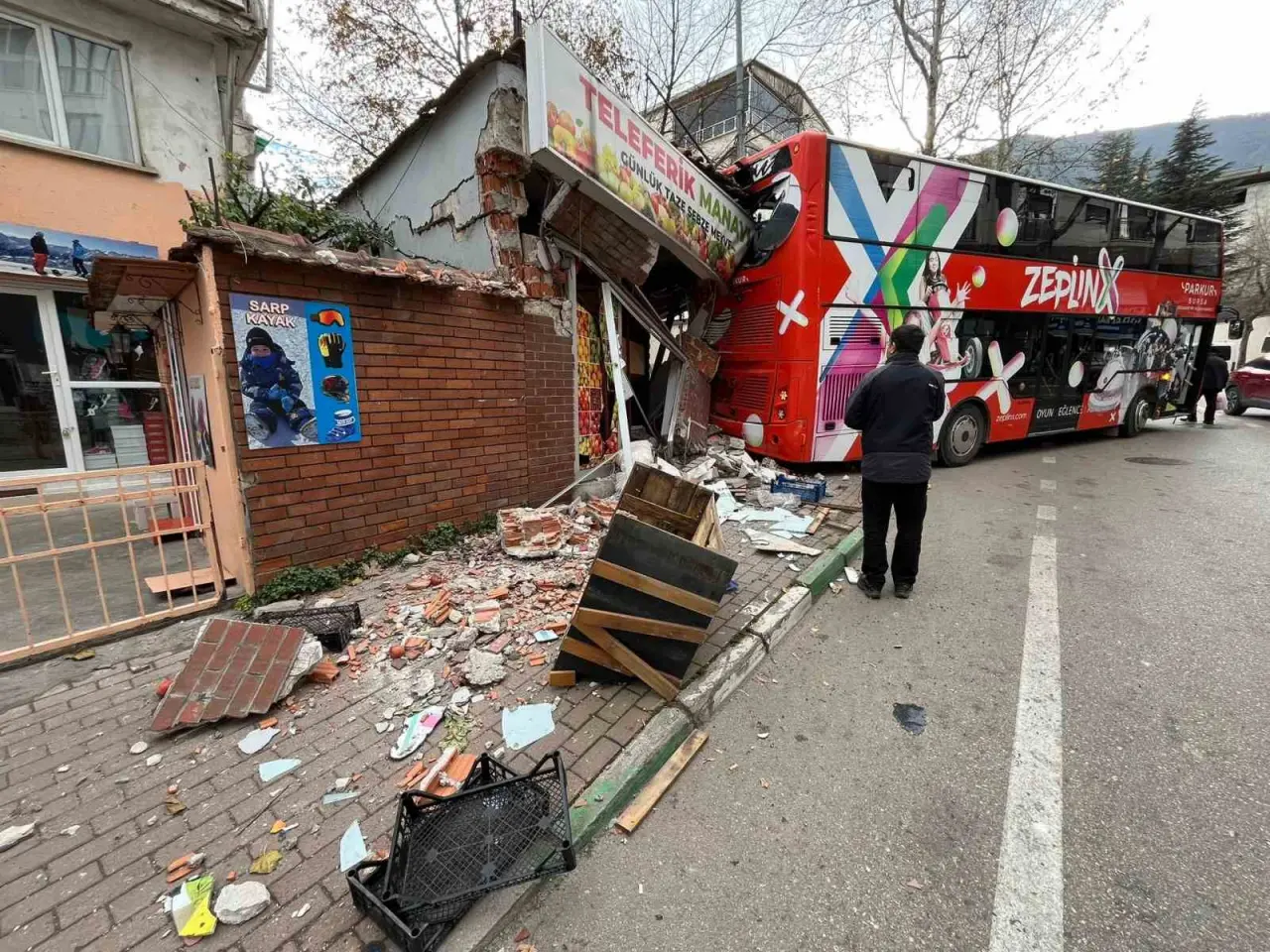 Bursa’da tur otobüsünün freni boşaldı: Araç ve manava çarparak durabildi! 3