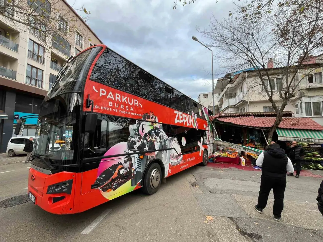 Bursa’da tur otobüsünün freni boşaldı: Araç ve manava çarparak durabildi! 1