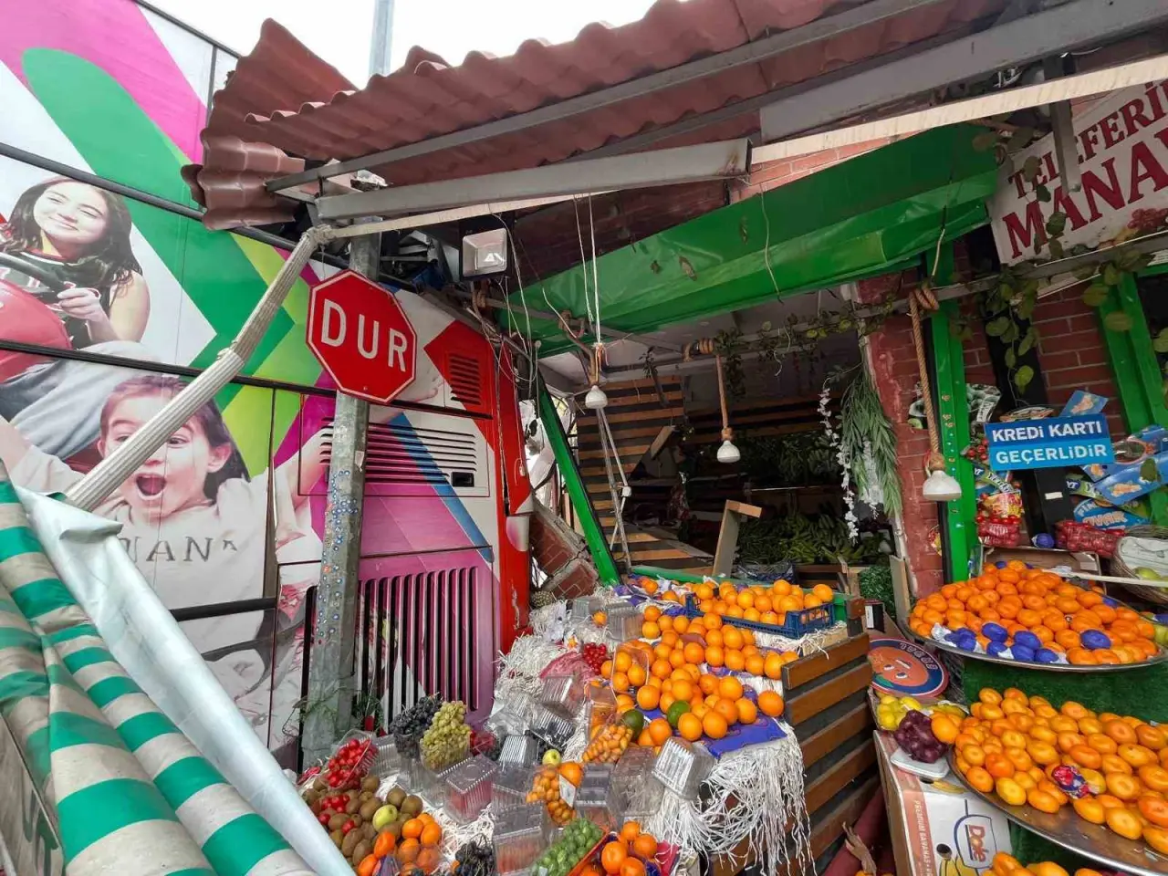 Bursa’da tur otobüsünün freni boşaldı: Araç ve manava çarparak durabildi! 4