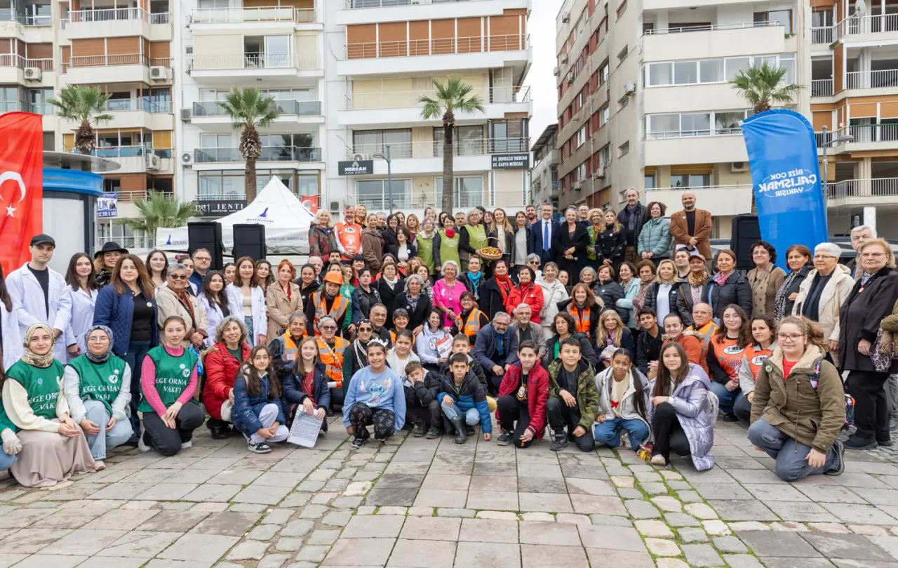 İzmir’de yüzlerce gönüllü "İyilik" için tek yürek oldu 1