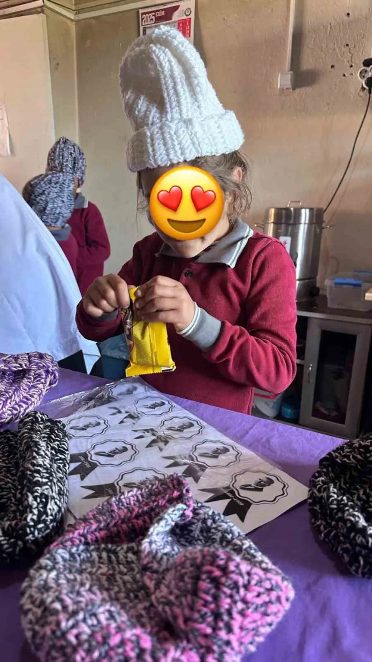 Evde örülen bereler Türkiye’yi sardı: Köy okullarına uzanan mucizevi dayanışma! 2