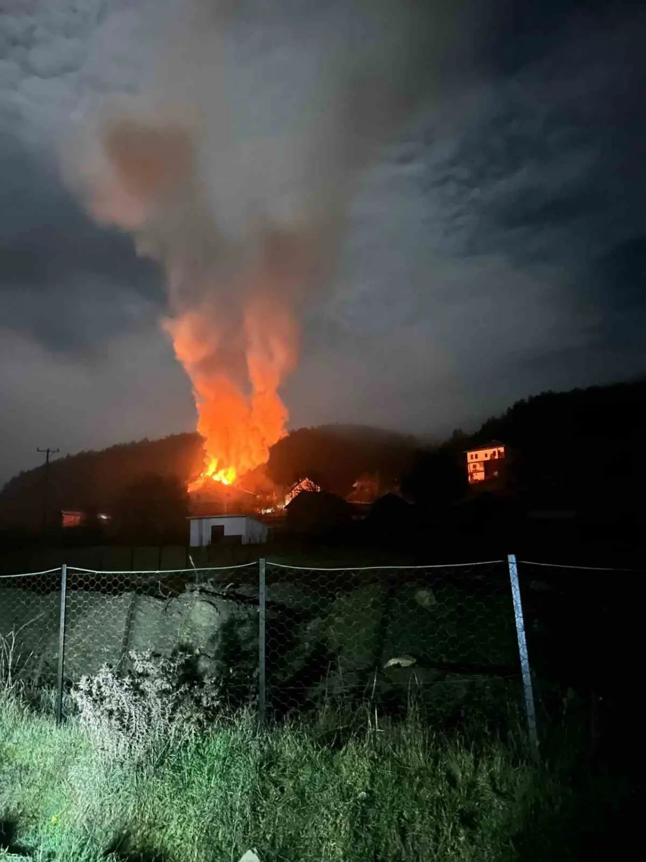 Kastamonu Azdavay’da korkutan yangın: Evin çatısı küle döndü! 1
