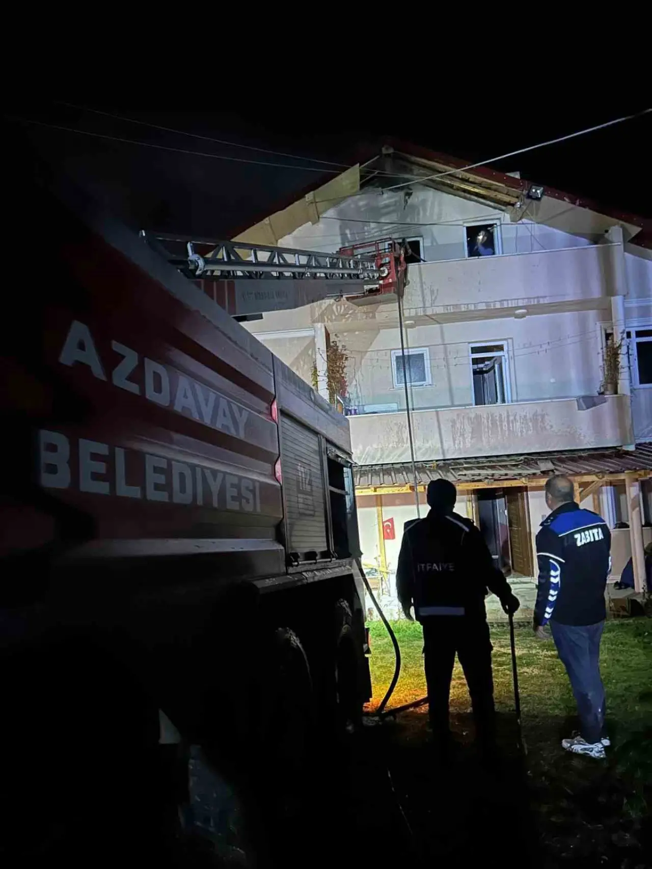 Kastamonu Azdavay’da korkutan yangın: Evin çatısı küle döndü! 2