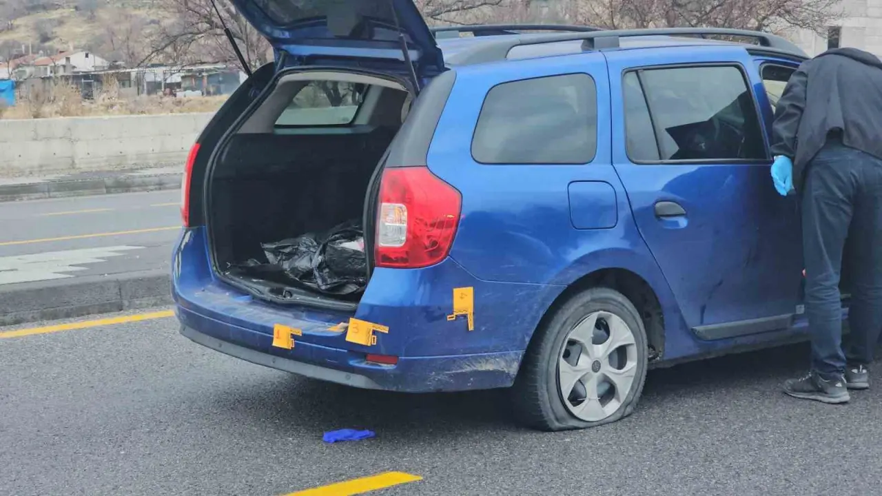 Kayseri'de 3 polis aracına çarpıp kaçtı: Kaçışı lastiğe sıkılan kurşunla bitti! 3