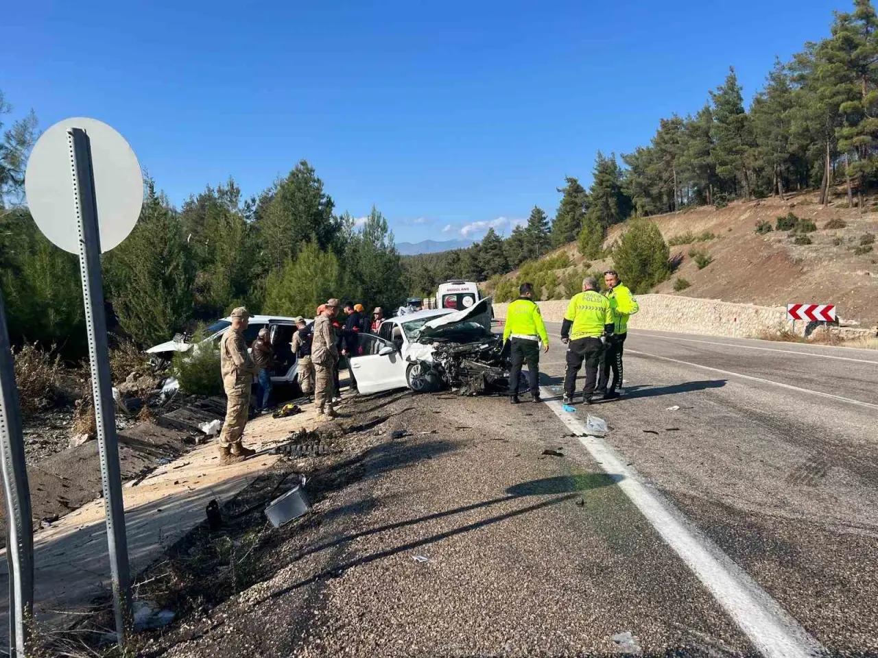 Kilis’te hafif ticari araçla otomobil çarpıştı: 5’i ağır, 6 yaralı 1