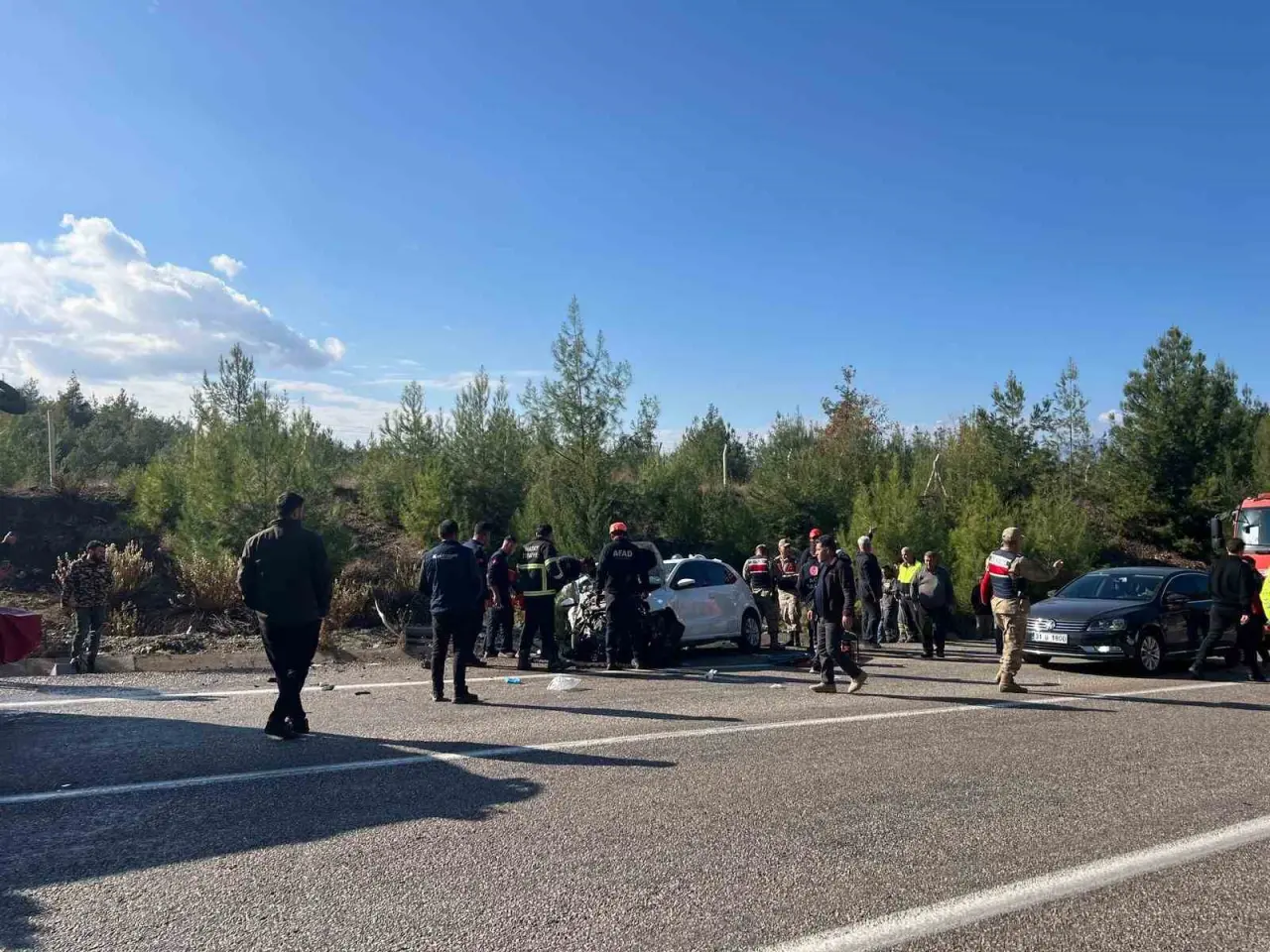 Kilis’te hafif ticari araçla otomobil çarpıştı: 5’i ağır, 6 yaralı 2