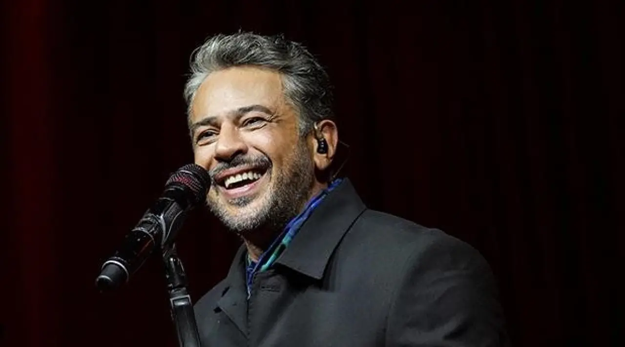 Konser öncesi sürpriz... Emre Altuğ ve Çağla Şıkel ailesinde meslek rotası şaşırtmadı! 2