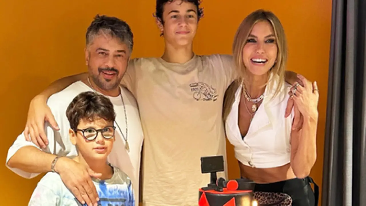 Konser öncesi sürpriz... Emre Altuğ ve Çağla Şıkel ailesinde meslek rotası şaşırtmadı! 4