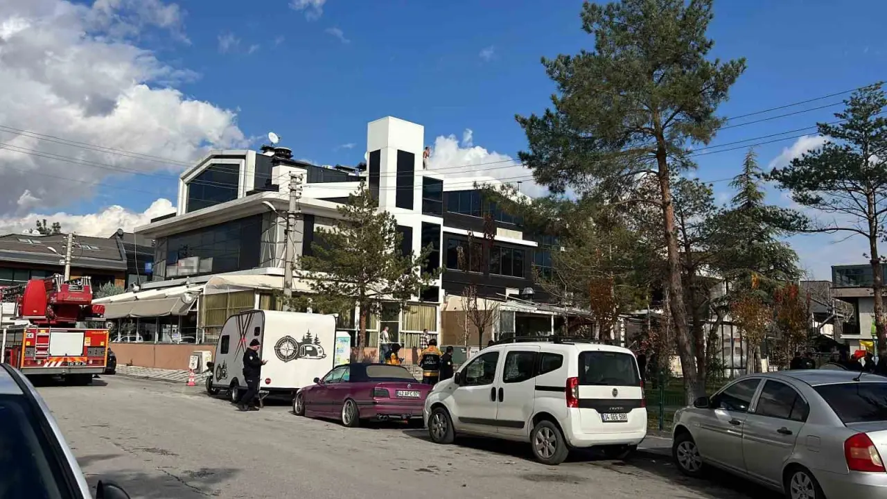 Konya ayakta: Alacağını alamayan işçi yarı çıplak çatıya çıktı, 3 saat indiremediler! 2