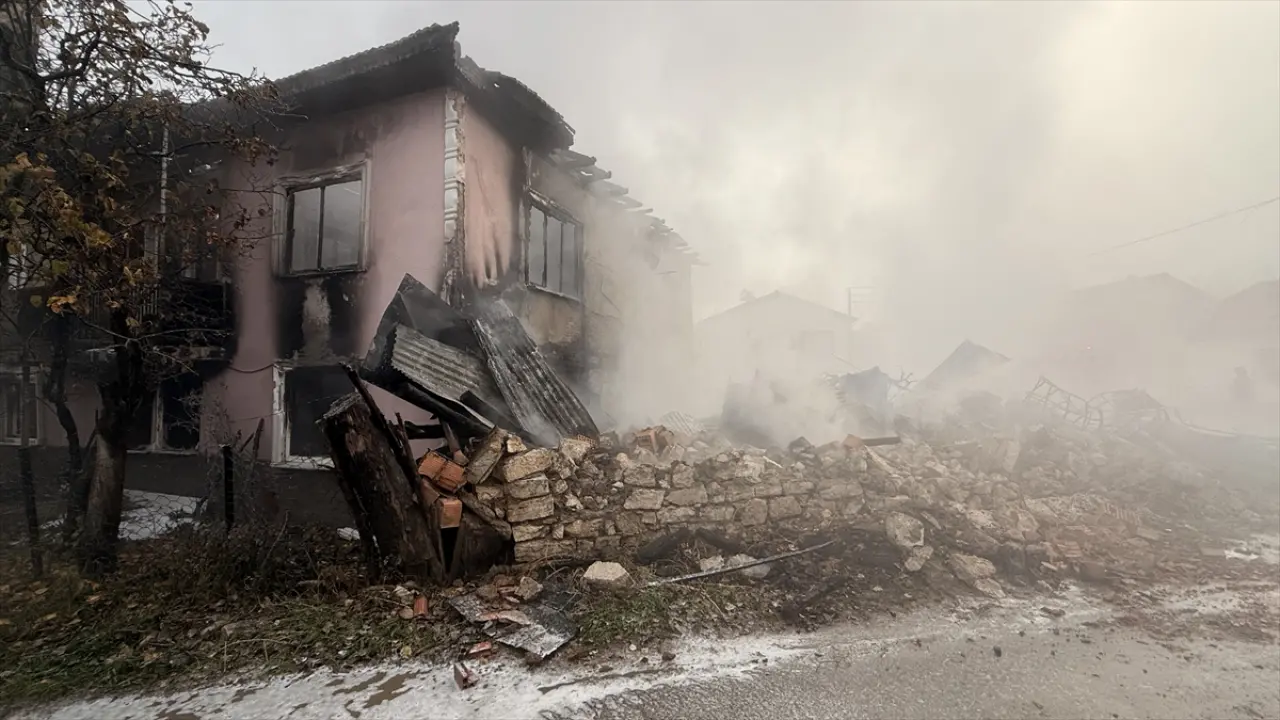 Kütahya'da dumanı gören koştu ama… 2 katlı ev kül oldu! 1