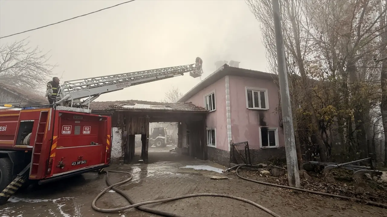 Kütahya'da dumanı gören koştu ama… 2 katlı ev kül oldu! 2