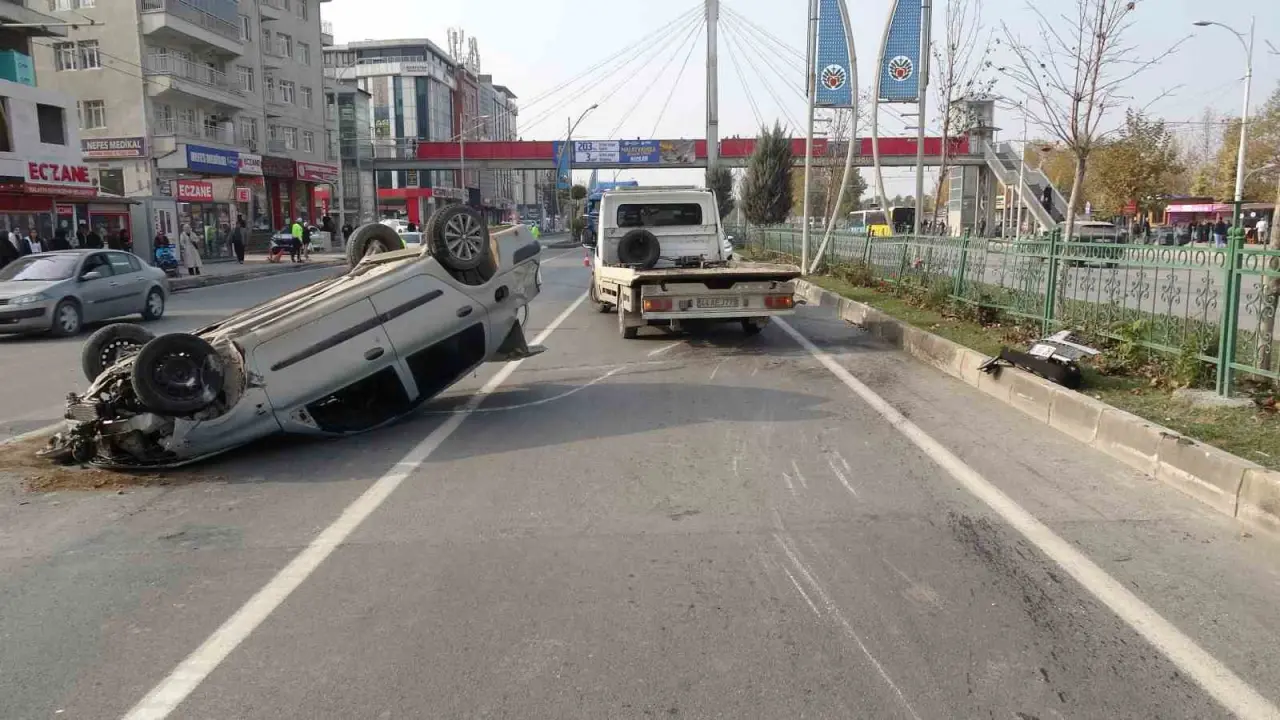Malatya’da hastane manzaralı çarpışma! Devrilen araçlar, çöken sabırlar... 1