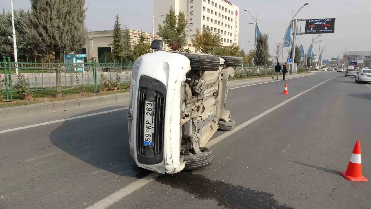 Malatya’da hastane manzaralı çarpışma! Devrilen araçlar, çöken sabırlar... 3