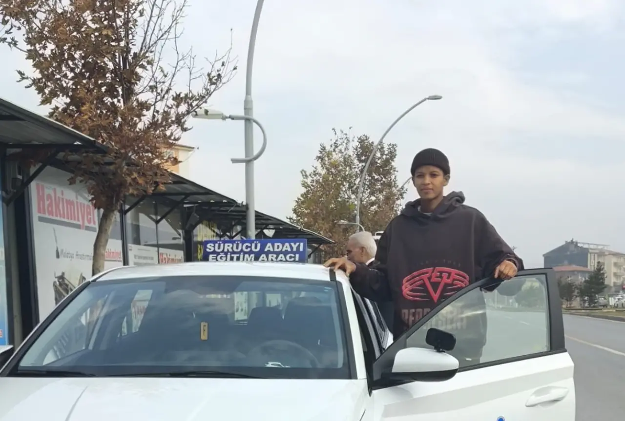 Saha sonrası direksiyon başına: Malatyalı Vargas ehliyet sınavını geçti! 1