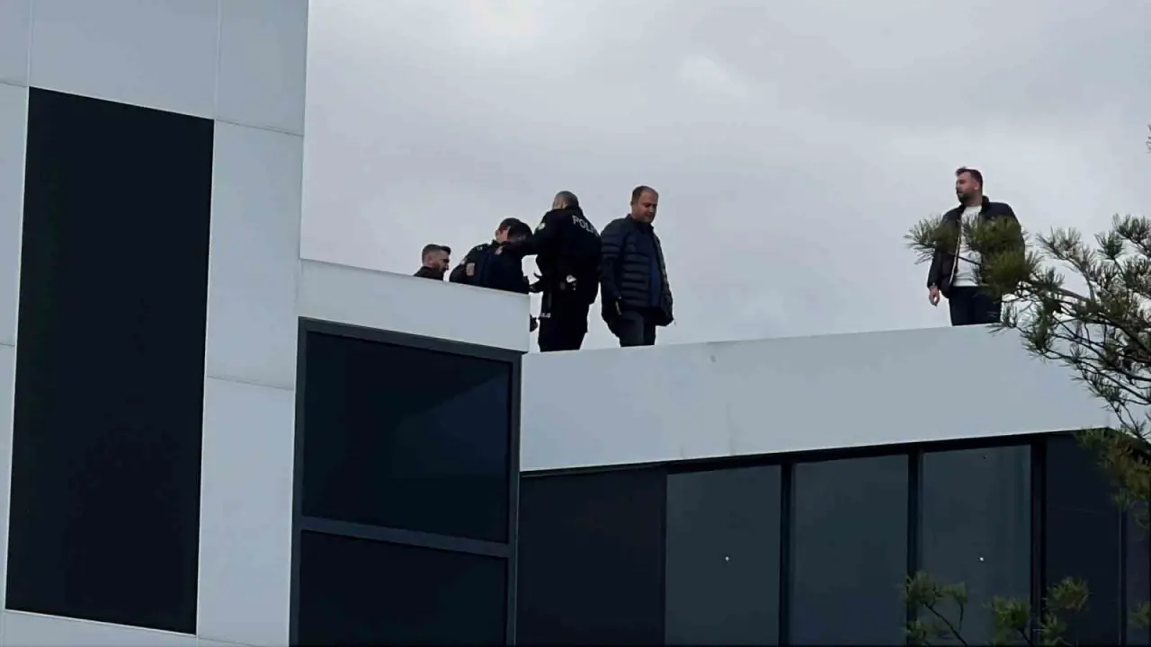 Parasını alamayınca... Çatıda ölümle pazarlık yaptı! 3