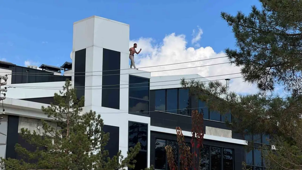 Parasını alamayınca... Çatıda ölümle pazarlık yaptı! 4