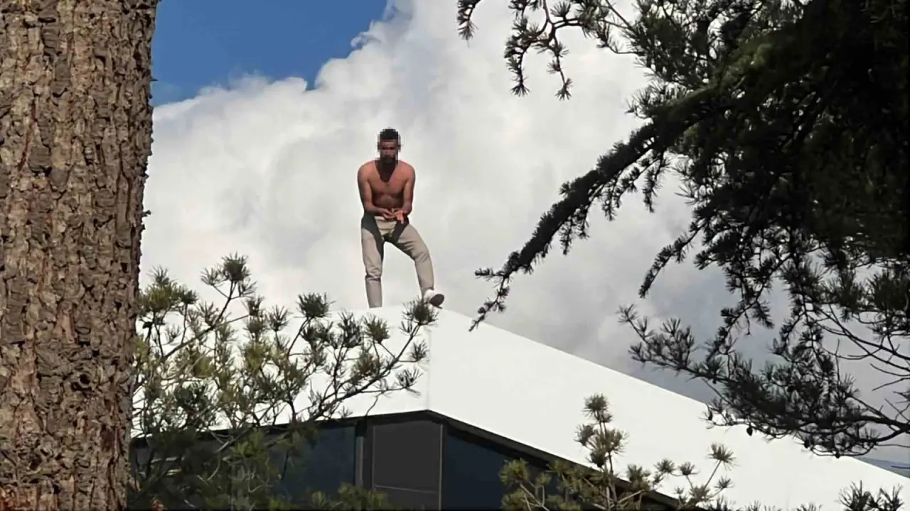 Parasını alamayınca... Çatıda ölümle pazarlık yaptı! 1