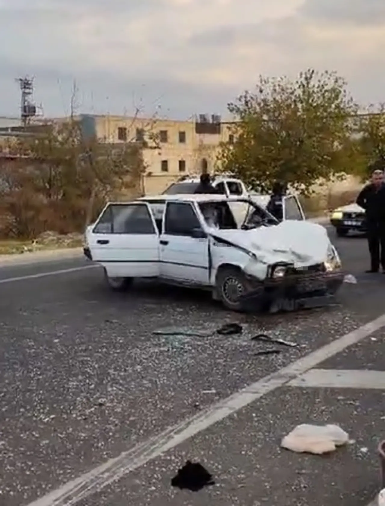 Kontrolsüz kavşakta feci kaza: Ekipler yaralıları güçlükle kurtardı! 3