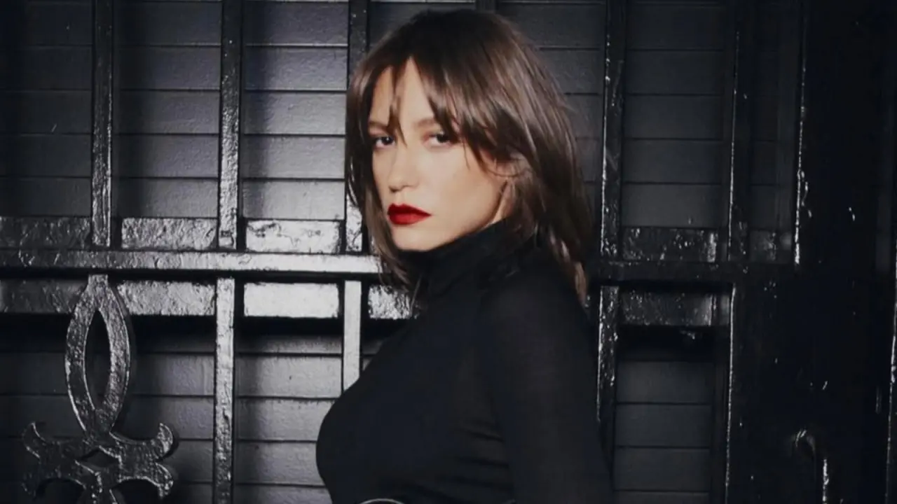 Geri dönüş şovu... Serenay Sarıkaya’nın gözü yüksekte, gözlüğünün daha da yüksekte! 1