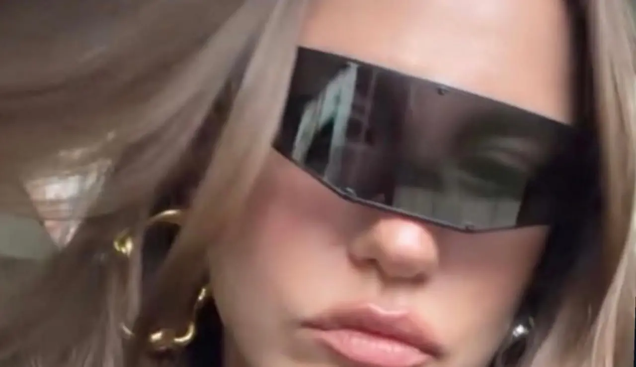 Geri dönüş şovu... Serenay Sarıkaya’nın gözü yüksekte, gözlüğünün daha da yüksekte! 2