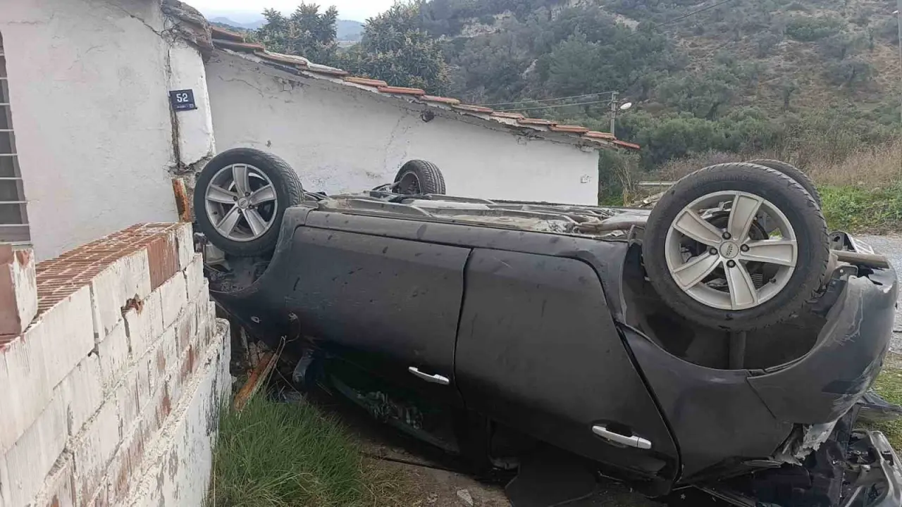 Söke’de korkutan kaza: Bariyerler çarpan otomobil takla attı! 1