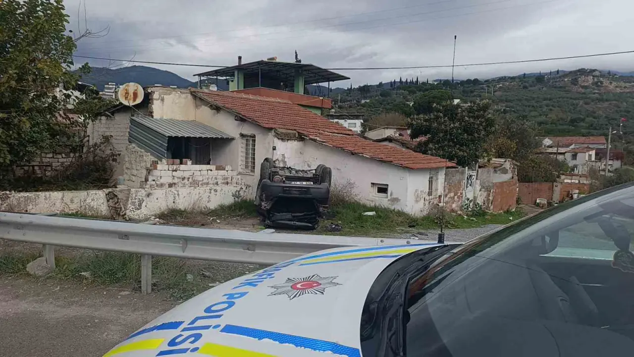 Söke’de korkutan kaza: Bariyerler çarpan otomobil takla attı! 2