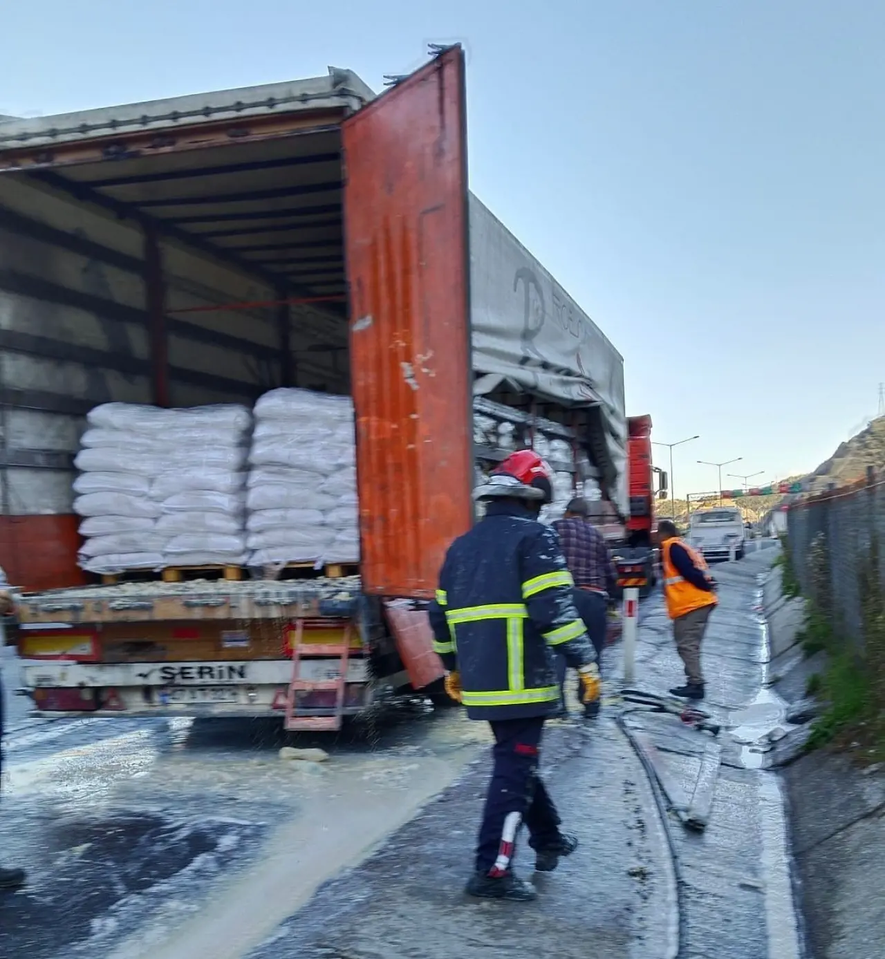 Soya fasulyesi kavruldu... Tır alev topuna döndü! 2