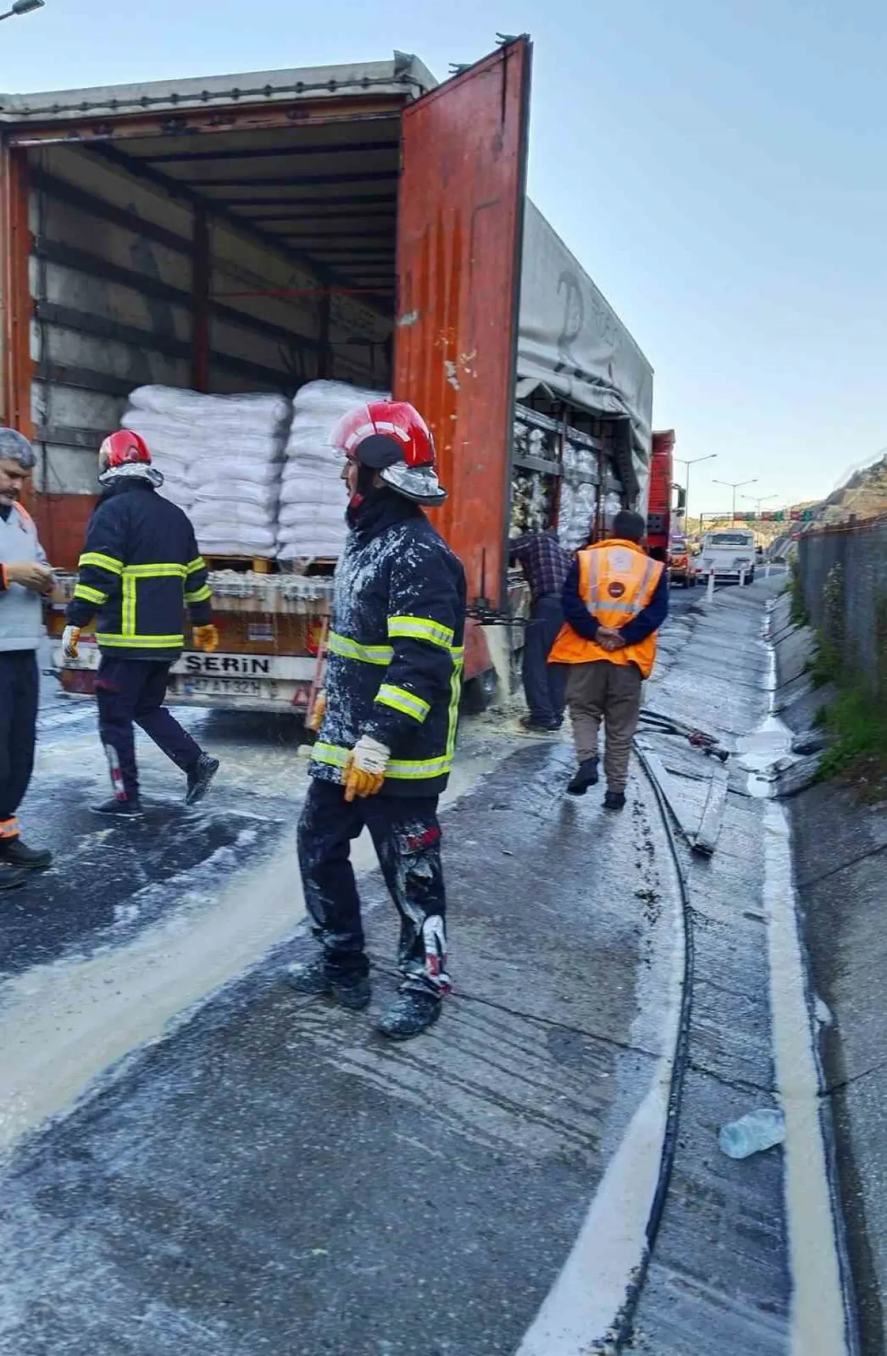 Soya fasulyesi kavruldu... Tır alev topuna döndü! 4