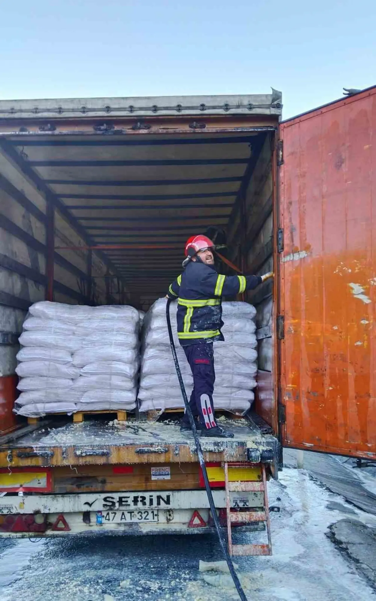 Soya fasulyesi kavruldu... Tır alev topuna döndü! 1