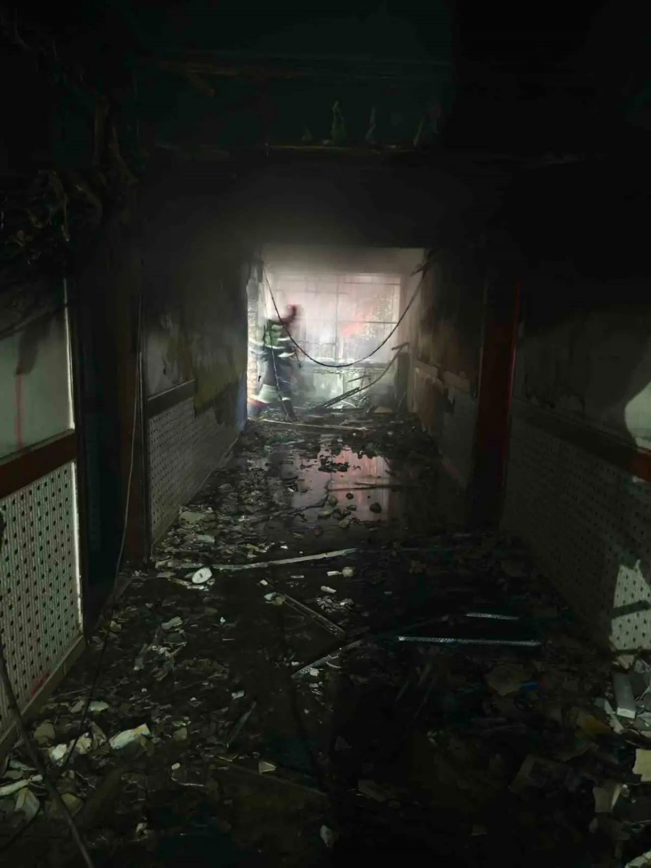 Terk edilen okulda korkutan yangın: Nazilli’deki lise alevlere teslim oldu! 4